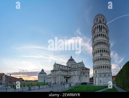 Piazza dei Miracoli, famosa in tutto il mondo, con il Battistero, il Duomo di Pisa e la Torre Pendente, Patrimonio dell'Umanità dell'UNESCO, Pisa, Toscana, Italia Foto Stock