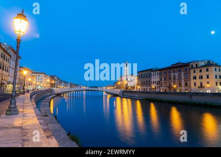 Vecchie lanterne e palazzi al tramonto con ponte di mezzo sulle rive del fiume Arno, Lungarno, Pisa, Toscana, Italia, Europa Foto Stock