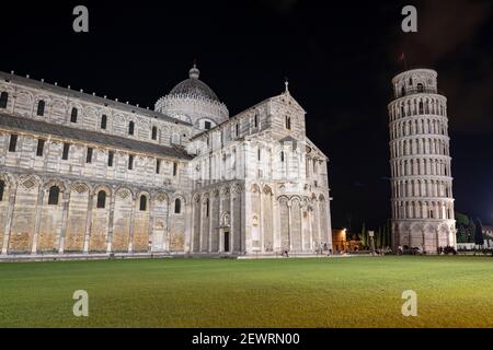 Cattedrale (Duomo) e Torre Pendente di notte, Piazza dei Miracoli, Sito Patrimonio dell'Umanità dell'UNESCO, Pisa, Toscana, Italia, Europa Foto Stock