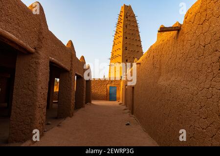 Grande moschea di Agadez, patrimonio dell'umanità dell'UNESCO, Agadez, Niger, Africa Foto Stock