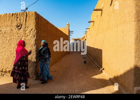 Donna che chiacchiera, centro storico di Agadez, patrimonio dell'umanità dell'UNESCO, Niger, Africa Foto Stock