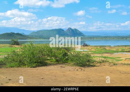 Vista panoramica del lago Elementaita contro le montagne a Naivasha, Kenya Foto Stock
