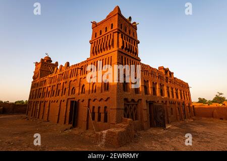Moschea di stile architettonico sudano-Saheliano a Yamma, Sahel, Niger, Africa Foto Stock