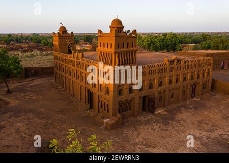 Aereo della moschea di stile architettonico sudano-Saheliana a Yamma, Sahel, Niger, Africa Foto Stock