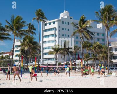 Domenica mattina Beach volley a Lummus Park, Ocean Drive, Art Deco Historic District, South Beach, Miami Beach, Florida, Stati Uniti d'America Foto Stock