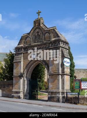 L'Arco dell'Ammiraglio - porta di accesso alla Chiesa di tutti i Santi a Hunmanby, nel Nord Yorkshire Foto Stock