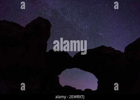 Cielo stellato visto attraverso Broken Arch, Arches National Park, Utah, Stati Uniti d'America, Nord America Foto Stock