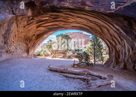 Vista panoramica attraverso Navajo Arch, Arches National Park, Utah, Stati Uniti d'America, Nord America Foto Stock