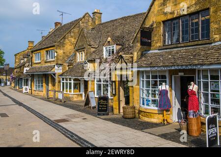 La strada principale attraversa Broadway nel Cotswolds Gloucestershire Foto Stock