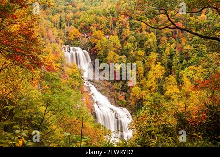 Whitewater Falls, North Carolina, USA nella stagione autunnale. Foto Stock