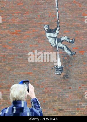 Un murale Banksy raffigurante Oskar Wilde fuggito dalla prigione di lettura apparve durante la notte sul muro della prigione di Reading, Regno Unito Foto Stock