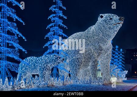 = orsi polari e alberi festosi di Capodanno a Rostokino = Vista anglata sulla composizione del nuovo anno in a nord-est di Mosca a Rostokino con enorme Foto Stock