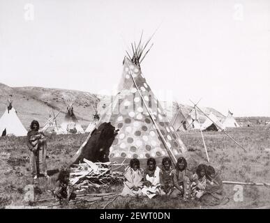 Fotografia d'epoca della fine del XIX secolo: Accampamento dei piedi Blackfoot nativi americani, Canada Foto Stock