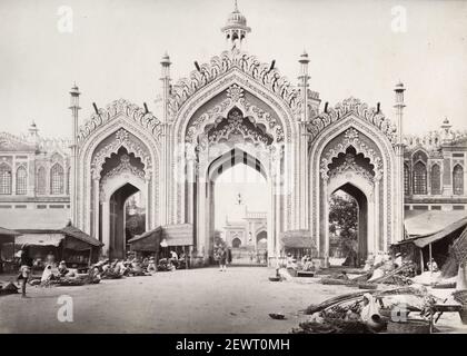 Fotografia d'epoca della fine del XIX secolo: Porta di Hussainabad, Lucknow, India, immagine di Samuel Bourne. Foto Stock