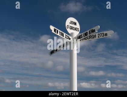 Il nuovo cartello stradale John o' Groats in una giornata di sole contro un cielo blu, Scozia, Regno Unito. Foto Stock