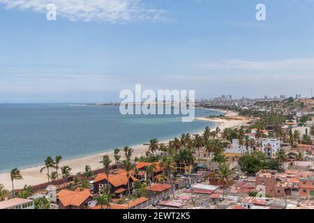Luanda / Angola - 12/07/2020: Vista aerea del centro di Luanda, della costa marina e della spiaggia, degli edifici marginali e centrali, in Angola Foto Stock