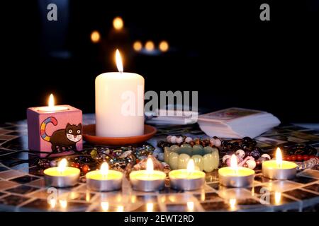 Fortune dicendo sessione, candele stanno bruciando sulla tavola rotonda. Vedere il destino e l'astrologia Foto Stock