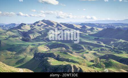Colline verdi ondulate e cielo blu panorama girato, dal te Mata Peak vicino Hastings, Hawke´s Bay regione di Isola del Nord, Nuova Zelanda Foto Stock