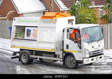 Brentwood Council riciclaggio gestione rifiuti alimentari e raccolta camion per la polvere il carrello lavora in ghiaccio freddo e nel cestino della ruota da neve Sacco di caddy che svuota il Regno Unito Foto Stock