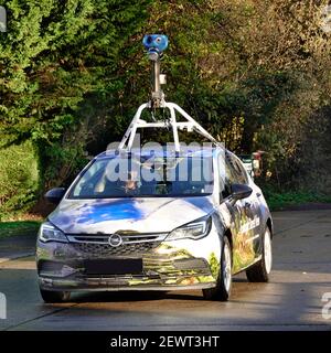 Primo piano di fronte al banco auto e videocamera di Google fissato all'immagine della mappa della proprietà della vista stradale del tetto del veicolo Autista strada residenziale Essex Inghilterra UK Foto Stock