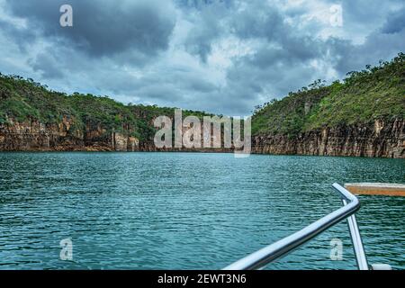 Navigando in una barca su un fiume vicino ai canyon in una giornata nuvolosa. Maltempo. Foto Stock