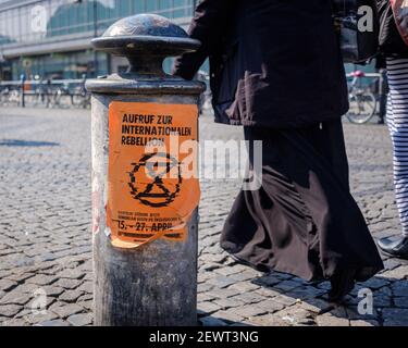 Manifesto dell'azione climatica della ribellione dilaniata ad Alexanderplatz a Berlino, Germania, nell'aprile 2019. Foto Stock