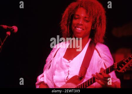 Brion James di Dan Reed Network vive al Marquee Club. Londra, 08/01/1990 | utilizzo in tutto il mondo Foto Stock