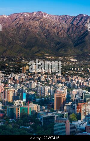 Providencia, Santiago del Cile, Regione Metropolitana, Sud America - la catena montuosa delle Ande con gli edifici di Providencia. Foto Stock