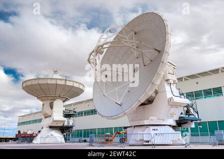 San Pedro de Atacama, deserto di Atacama, campo base DI ALMA, Cile – infrastrutture e macchinari del campo base DI ALMA con grandi radiotelescopi. Foto Stock