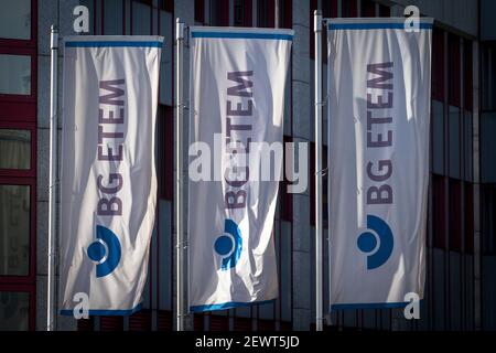 Bandiere di fronte alla sede centrale di BG ETEM, Associazione professionale per l'energia, i tessili, l'elettricità e i prodotti di media su Gustav-Heinemann-Ufer in Foto Stock