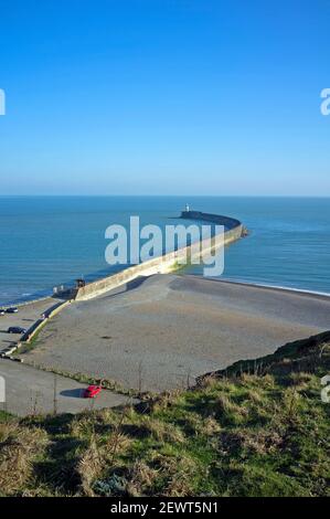 La parete del mare e la spiaggia a Newhaven, Sussex orientale Foto Stock