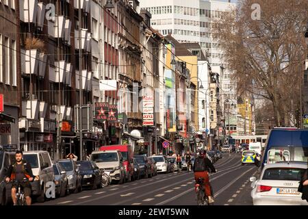 Molti pub e ristoranti in via Zuelpicher, quartiere Latino, Colonia, Germania. Viele Kneipen und Restaurants an der Zuelpicher Strasse, Studentenv Foto Stock