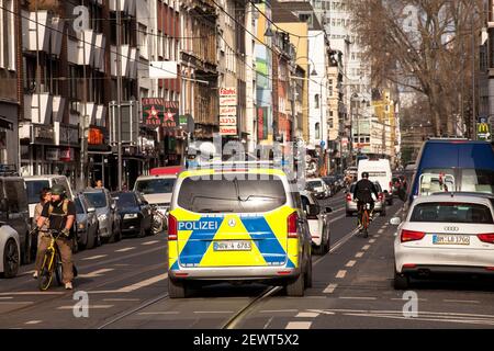 Molti pub e ristoranti su Zuelpicher Street, Quartier Latin, macchina della polizia, Colonia, Germania. Viele Kneipen und Restaurants an der Zuelpicher Strasse Foto Stock