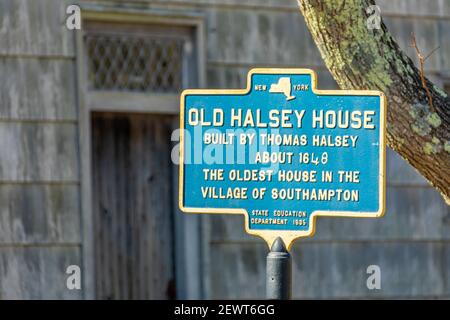 Targa di Stato di NY che segna la posizione della vecchia Halsey House a Southampton, NY Foto Stock