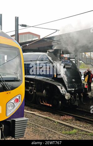 Classe A4 Pacifico n. 60007 Sir Nigel Gresley alla stazione di York prima di effettuare il giro ferroviario della Coronation del 2009 a Edimburgo. 16th maggio 2009. Foto Stock