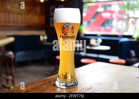 Una pinta di birra Erdinger in un pub a Camden, Londra Foto Stock