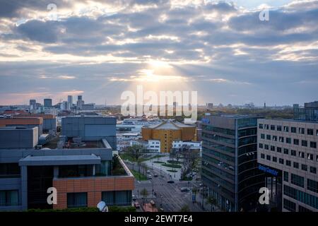 Sera raggi di sole che brillano attraverso le nuvole su Potsdamer Platz, Berlino, Germania nell'aprile 2019. Foto Stock