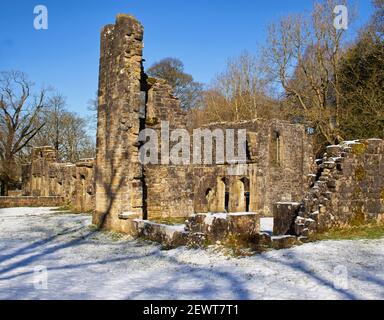 Le rovine di Wycoller Hall, con la neve in primo piano. Foto Stock