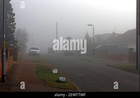 Uno scherzo soldo in una zona residenziale nel tardo inverno su una mattina nebbia e nebbiosa nel Borough di Hellesdon, Norfolk, Inghilterra, regno Unito. Foto Stock