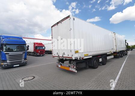 Camion che caricano ad un deposito di un'agenzia di spedizione - Trasporti e logistica nel commercio di merci Foto Stock