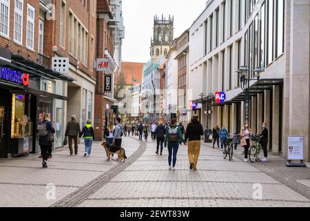 Tranquillo Ludgeristraße viale dello shopping con poche persone durante la pandemia del coronavirus, Muenster, Münster, germania Foto Stock