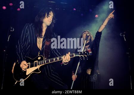 Guy Griffin e Spike Grey dei Quireboys vivono a Hammerswithh Odeon. Londra, 11/14/1989 | utilizzo in tutto il mondo Foto Stock