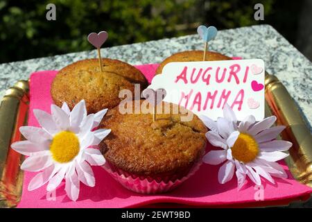 Primo piano di un vassoio di dolci fatti a mano per la festa della mamma Con carta manoscritta in italiano Foto Stock