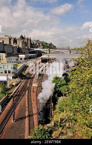 Classe A4 Pacifico No 60007 Sir Nigel Gresley lasciando la stazione di Edinburgh Waverley con un giro ferroviario a Dundee, visto da sopra il tunnel di Calton. 17.05.2009. Foto Stock