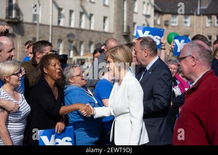 Edimburgo, Scozia. 10 settembre 2014. Primo Ministro Alex Salmond e Vice primo Ministro. Nicola Sturgeon si unisce con le cifre da tutta la m Sì Foto Stock