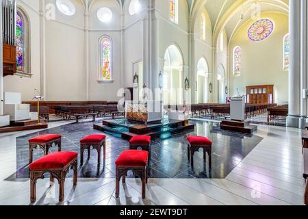 Vista interna di Divin Maestro - una chiesa parrocchiale cattolica recentemente ristrutturata, situata nella cittadina di Alba, Italia. Foto Stock