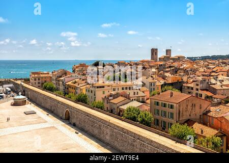 Vista dall'alto sul centro storico di Antibes sotto il cielo blu del Mediterraneo sullo sfondo della Riviera Francese. Foto Stock