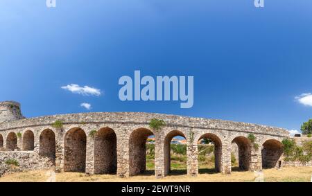 Il ponte di pietra che attraversa il fosso e conduce al castello veneziano di Methoni, Messinia, Peloponneso, Grecia Foto Stock