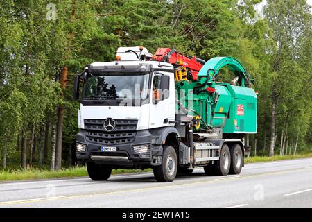 La cerniera in legno Jenz Hem 583 montata sul camion Mercedes-Benz Arocs 3351, in movimento sull'autostrada 25 a Raasepori, Finlandia. 24 luglio 2020. Foto Stock