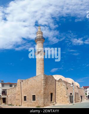 La Moschea di Neratze, o il Conservatorio come è conosciuto oggi, un punto di riferimento veneziano (inizialmente) e poi ottomano alla città cretese di Rethymno, Grecia. Foto Stock